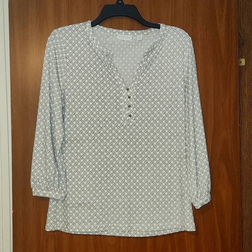Black and white 3/4 length blouse from New York and Company. Size M.